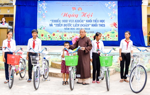 Trao tặng xe đạp “Giúp bạn đến trường”